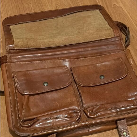 I Medici Italian Leather Messenger Bag with Adjustable Strap - Picture 10 of 14